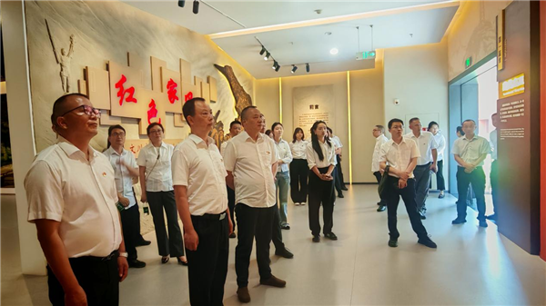 省人防指挥信息保障中心开展工会健步走暨参观家风家教馆主题党日活动
