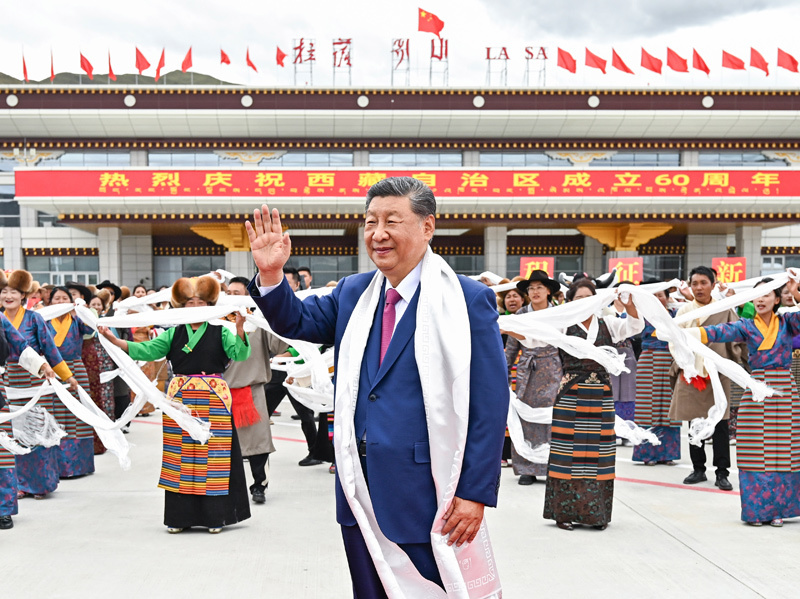 习近平率中央代表团抵达拉萨出席西藏自治区成立60周年庆祝活动 王沪宁蔡奇同机抵达