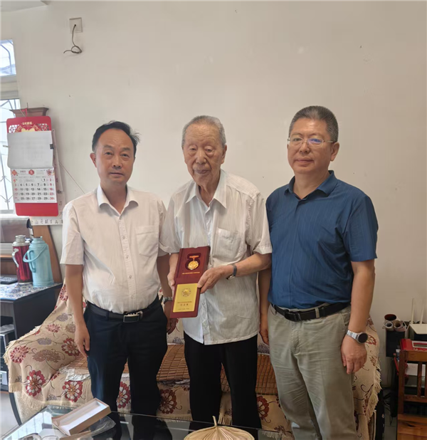 省委老干部局向抗战老同志颁发“中国人民抗日战争胜利80周年”纪念章