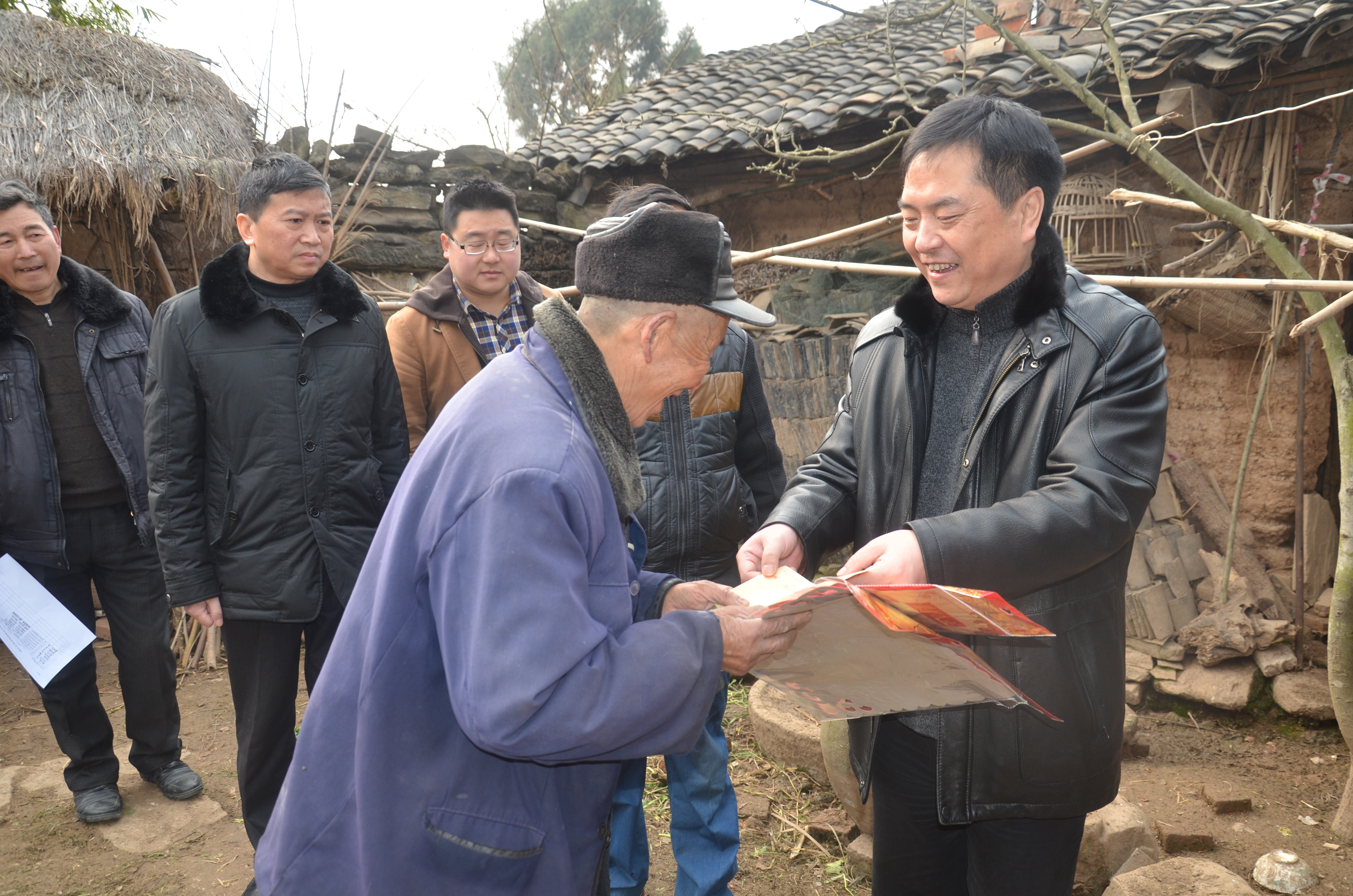 2月5日,德阳市人防办主任卢锋,副主任顾耀东率部分党员干部到扶贫